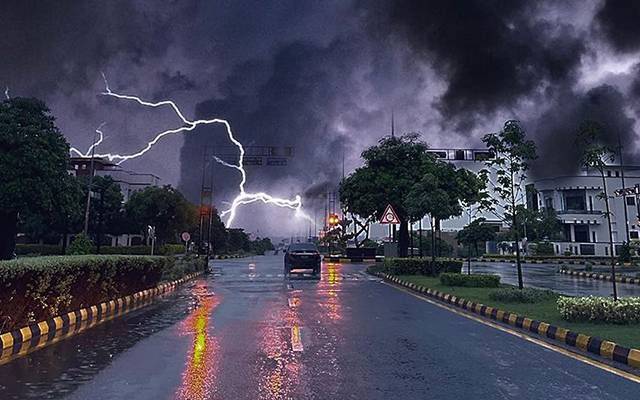 اگلے 2 سے 3 گھنٹوں میں آندھی اور گرج چمک کیساتھ بارش کا الرٹ جاری 