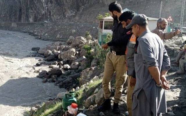 گلگت بلتسان: مسافروں سے بھری ایک اور گاڑی دریا میں جاگری، 7 افراد لاپتہ  
