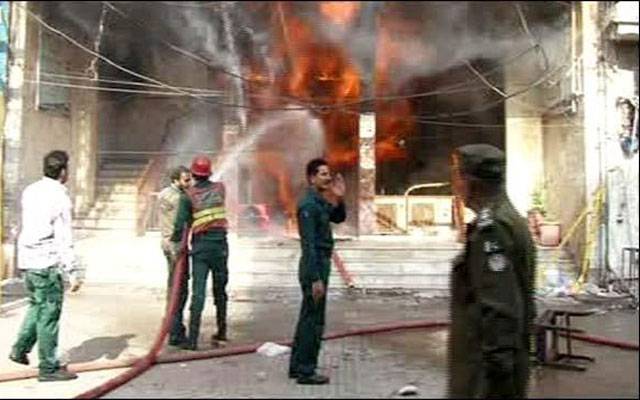 لاہور:انار کلی بازار میں کپڑے کی دکان میں آگ بھڑک اٹھی
