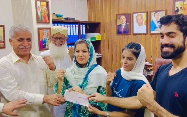 خاتون باکسر عالیہ سومرو کو 46.5 لاکھ روپے کا چیک مل گیا