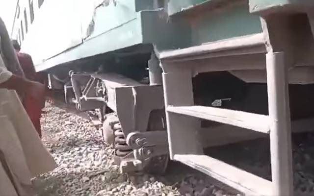  ریلوے ٹریک پر دھماکہ ، جعفر ایکسپریس حادثے کا شکار، ویڈیو سامنے آگئی