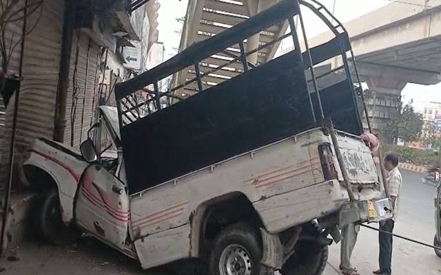  فیروزپورروڈپر تیز رفتار مزدہ فٹ پاتھ پر چڑھ گیا