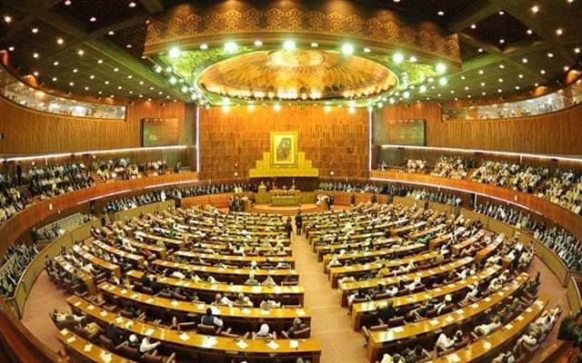 قومی اسمبلی میں حکومتی وزیر ،پی ٹی آئی  ارکان میں ہاتھا پائی،شدید تلخ کلامی