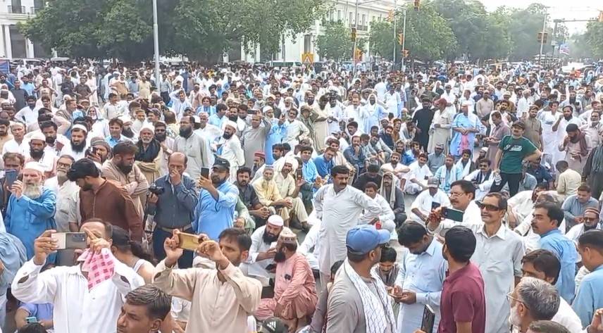 سرکاری ملازمین کا احتجاج ؛ چیرنگ کراس ٹریفک کے لیے بند
