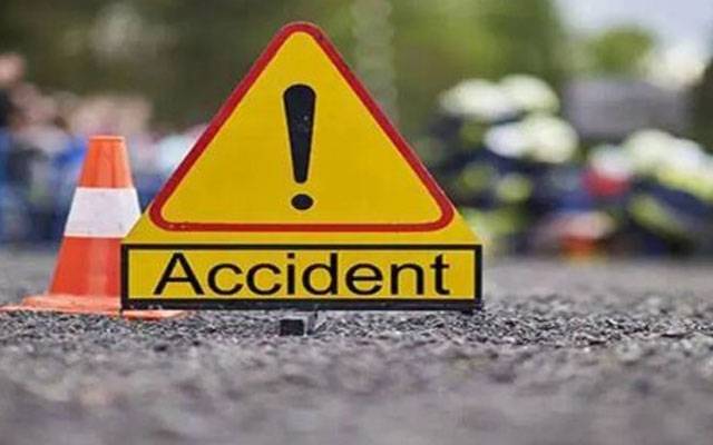  پکنک کے لیے جانے والی  تیز رفتار  گاڑی کو حادثہ،12 افراد زخمی