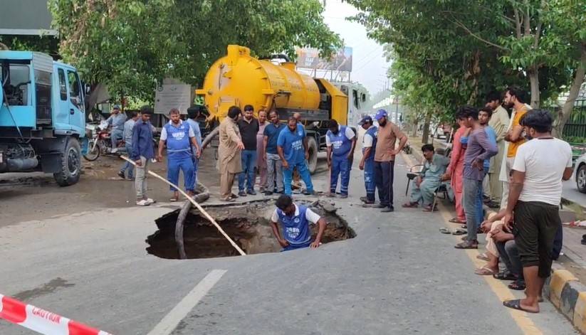 ماڈل ٹاؤن لنک روڈ پر سڑک کے درمیان شگاف پڑ گیا