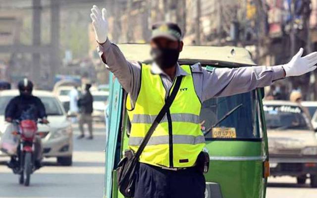 ممنوعہ نمبر پلیٹ والی گاڑی کو روکنے پربااثر افراد کاٹریفک وارڈن پر تشدد