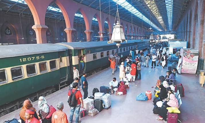پاکستان ریلویز نے 16 مسافر ٹرینوں سے 30 بوگیاں کم کردیں