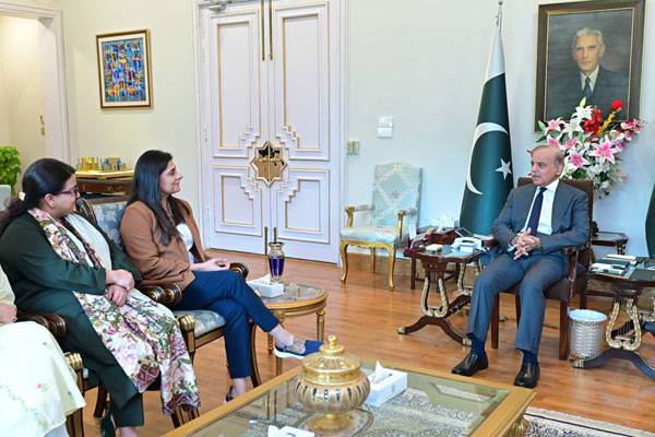 وزیراعظم سے ویمن کرکٹ ٹیم کی سابق کپتان ثناء میر کی ملاقات