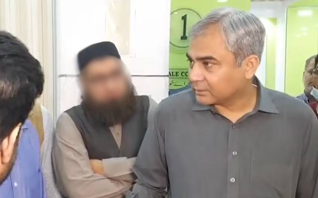 وفاقی وزیرداخلہ کا اسلام آباد میں نادرا میگا سینٹر کا دورہ، عملے کو شاباش!
