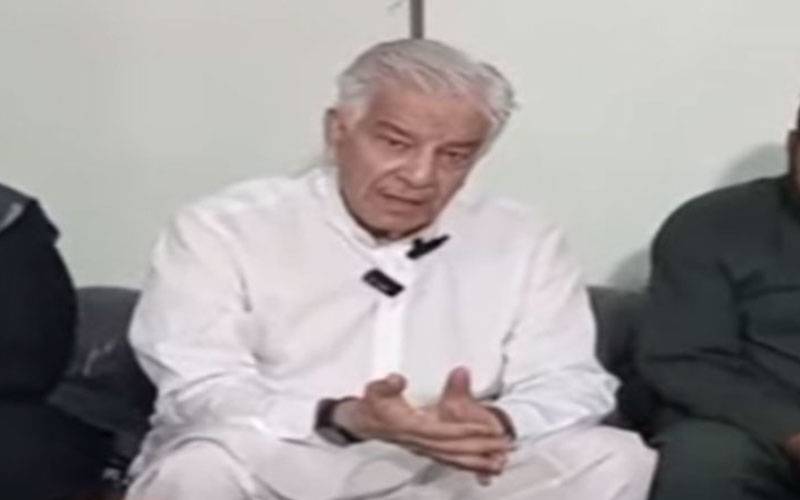  وزیر دفاع خواجہ آصف سانحہ سوات کے متاثرین کے گھر تعزیت کے لیے پہنچ گئے   