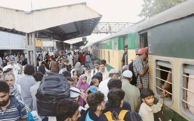 ڈیزل مہنگا ؛ریلوے کا کرایوں میں  اضافے کا امکان