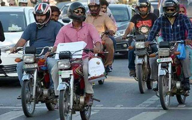 موٹرسائیکل سوار ہوشیار ! نئی نمبر پلیٹس استعمال نہ کرنے پر بھاری جرمانے عائد 