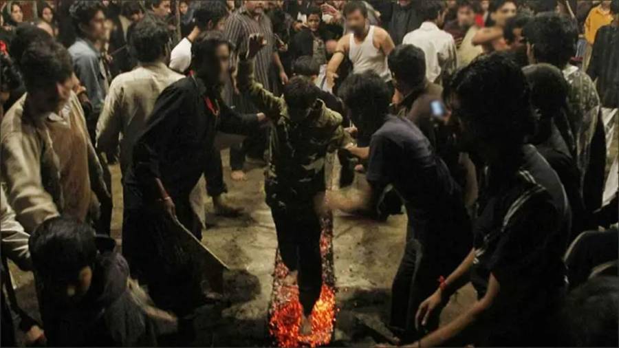 عاشور کی شب امام بارگاہ حسینیہ واشنگ لائن میں دہکتےہوئےکوئلوں پر ماتم 