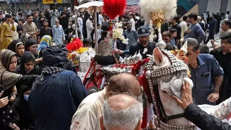 عاشور کی شب ٹھوکرنیازبیگ میں  شبیہ ذوالجناح کاجلوس