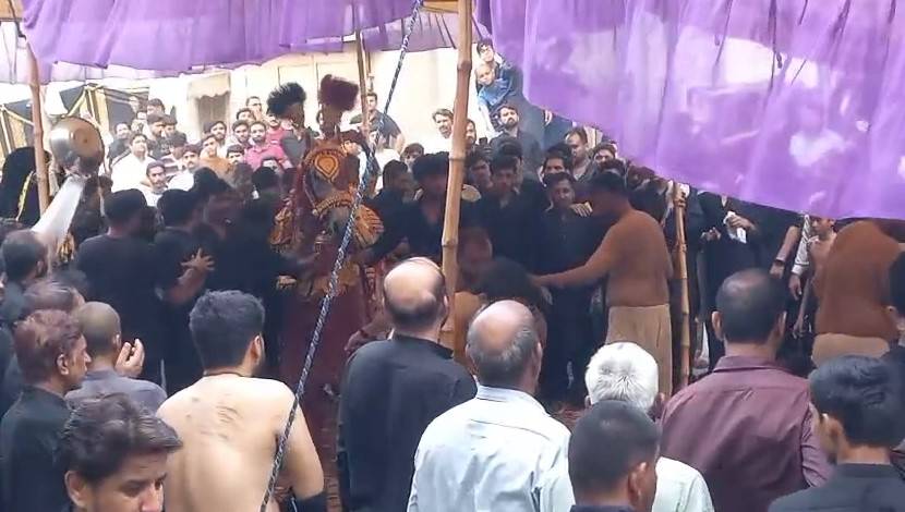 فیصل آبادحسینہ چوک امام بارگاہ در عباس میں مجلس عزا اور شبیہ ذولجناح کا جلوس