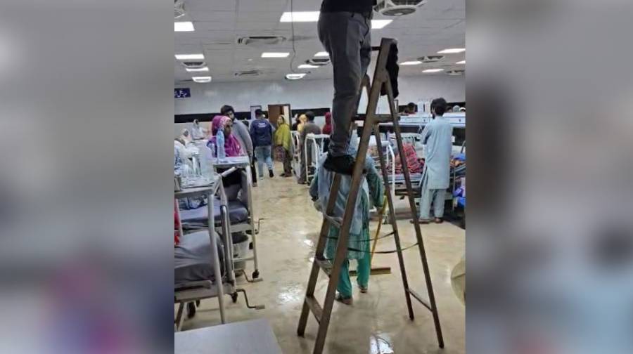 بارش سے جناح ہسپتال کی چھتیں ٹپک پڑیں 