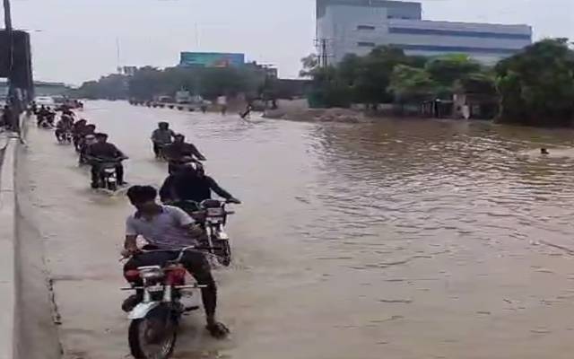  بارش کے باعث کلمہ چوک سے گارڈن ٹاؤن جانیوالی سڑک بند