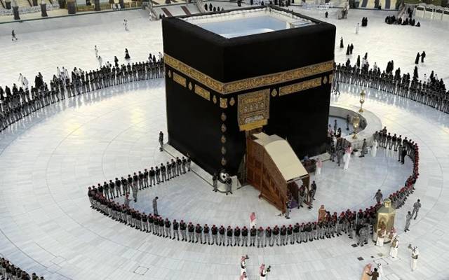 خانہ کعبہ کو آب زم زم اور عرقِ گلاب سے غسل دینے کی روح پرور تقریب