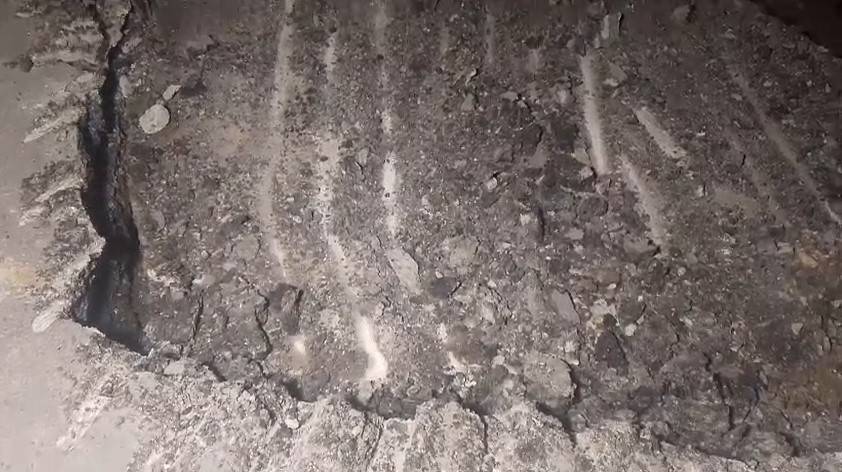 فیروز پور روڈ پرریسکیو دفتر کے سامنے سڑک پر شگاف پڑگیا 
