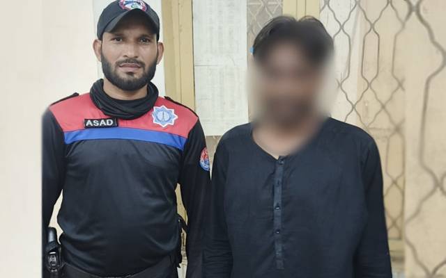 لاہور؛ نوجوانوں سےرقم و قیمتی چیزیں ہتھیانے والا جعلی پولیس اہلکار گرفتار