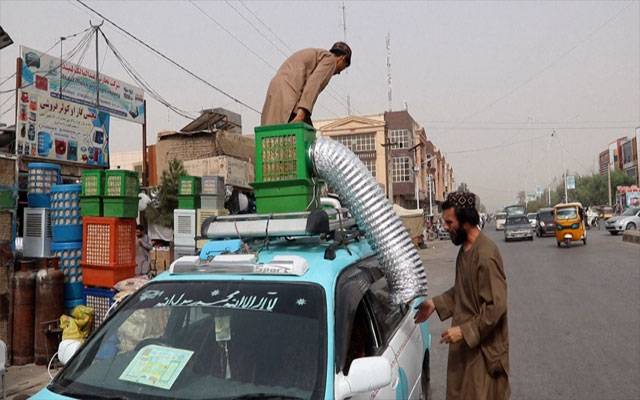 افغان :ٹیکسی ڈرائیوروں نے گرمی سے بچنے کیلئے انوکھا حل ڈھونڈ لیا