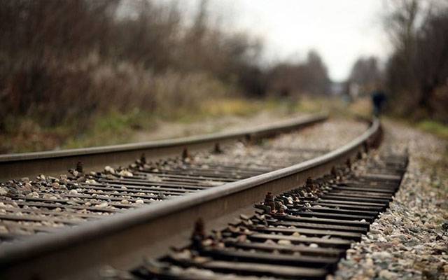  ماں کی 2 بچوں سمیت ٹرین کے سامنے آ کر خودکشی 
