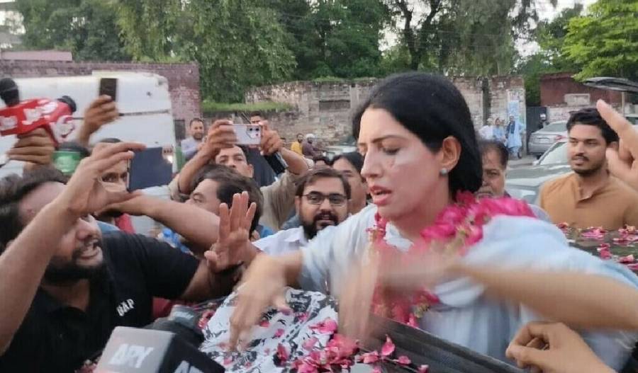   پی ٹی آئی پنجاب کی اکلوتی عوامی لیڈر علی امین گنڈاپور کے سامنے ڈٹ گئیں