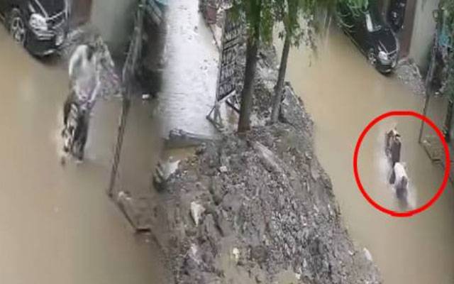  شاہدرہ ٹاؤن میں شہری موٹرسائیکل سمیت کھلے مین ہول میں گرگیا