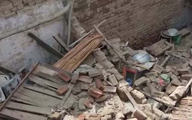  اکبری منڈی میں خستہ حال مکان کی چھت گر گئی، 3 افراد جاں بحق