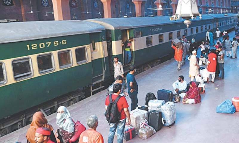 پاکستان ریلوے نےمسافراورفریٹ ٹرینوں کے کرایوں میں اضافہ کردیا