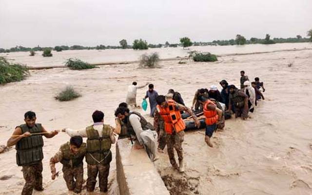 پاک آرمی کا ملک بھر میں فضائی ریسکیو آپریشن جاری ،درجنوں افراد محفوظ مقامات پر منتقل 