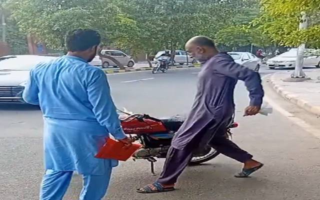 ہیلمنٹ کا استعمال نہ کرنے پر چالان ؛ شہری نے مشتعل ہوکر موٹرسائیکل کو آگ لگا دی 
