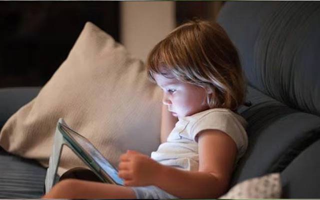 بچوں کو کس عمر میں اسمارٹ فونز دینا چاہیے؟ نئی تحقیق میں جواب مل گیا