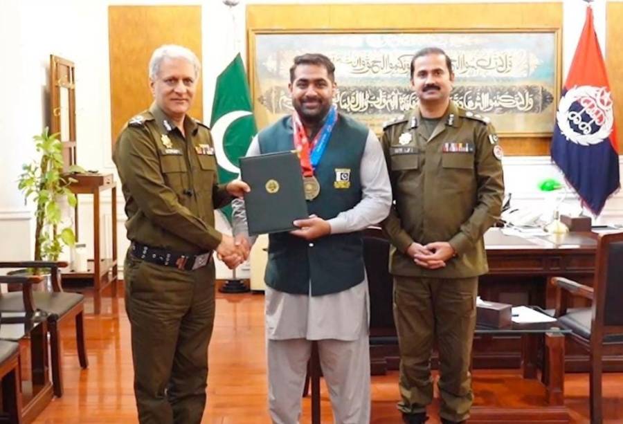 ورلڈ پولیس اینڈ فائر گیمز میں ریسلنگ مقابلے میں 02 برانز میڈل جیتنے والے سب انسپکٹر کی آئی جی پنجاب سے ملاقات