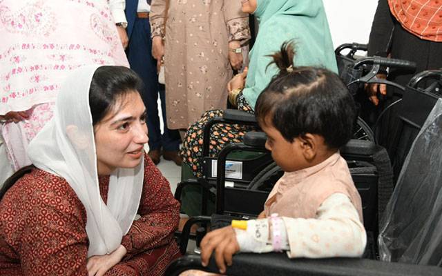 خاتونِ اول آصفہ بھٹو کا بچوں کے اسپتالوں کا دورہ، ننھے بچوں سے ملاقات 