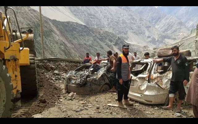 چلاس میں لینڈ سلائیڈنگ؛ فیری میڈوز ٹریک بند، سیاح پھنس گئے 