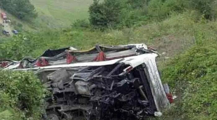 چکوال: مسافر بس کھائی میں جا گری، 9 افراد جاں بحق، 17 زخمی