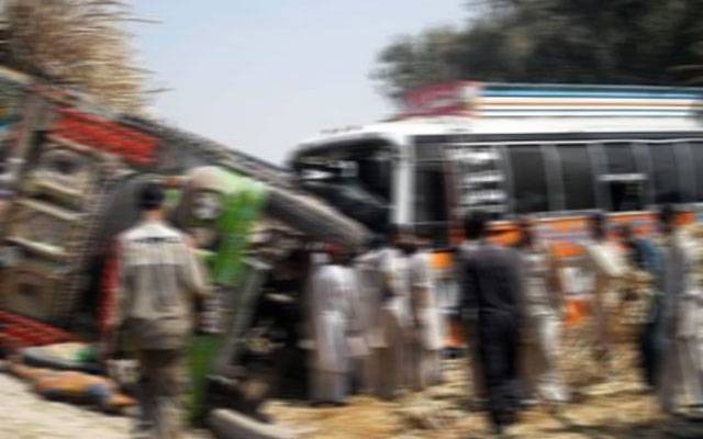مسافر بس اور ٹرک میں تصادم؛ 2 مسافر جاں بحق، 4 زخمی 