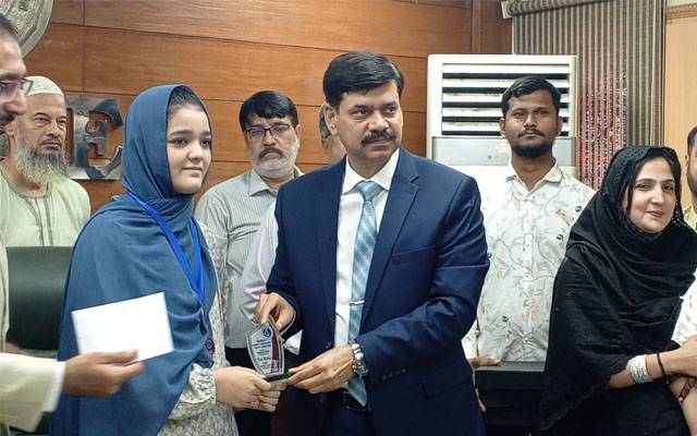  میٹرک TSC کے نتائج میں بینک سکیورٹی گارڈ کی بیٹی کی تیسری پوزیشن