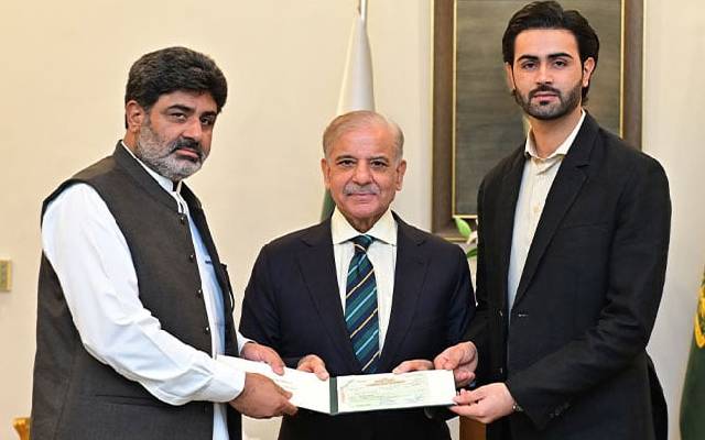 وزیراعظم کا قومی باکسر شاہزیب رند سے کیا وعدہ پورا، 50 لاکھ کا چیک دیدیا
