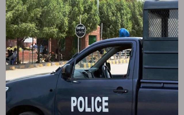 سابقہ بیوی کی شکایت پر ملزم تھانے میں آپے سے باہر، شیشے کی کھڑکی میں سر دے مارا