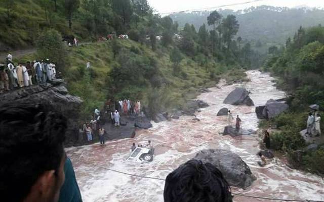 حسن ابدال: برساتی نالےمیں ویگوڈالہ بہہ گیا، 1 ہی خاندان کے 10 افراد شامل