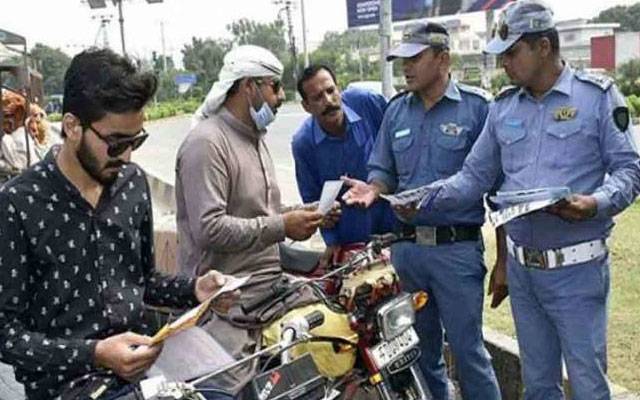ہیلمٹ و سٹاپ لائن خلاف ورزی پر کریک ڈاؤن, 1 لاکھ 12 ہزار سے زائد چالان