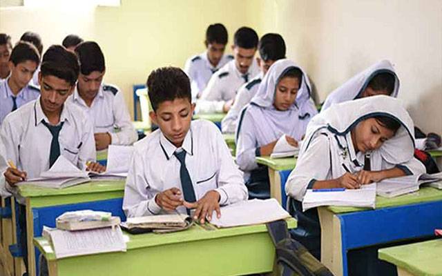 اسکول کھلنے میں چند دن باقی، بک شاپس پر خریداری کا رش