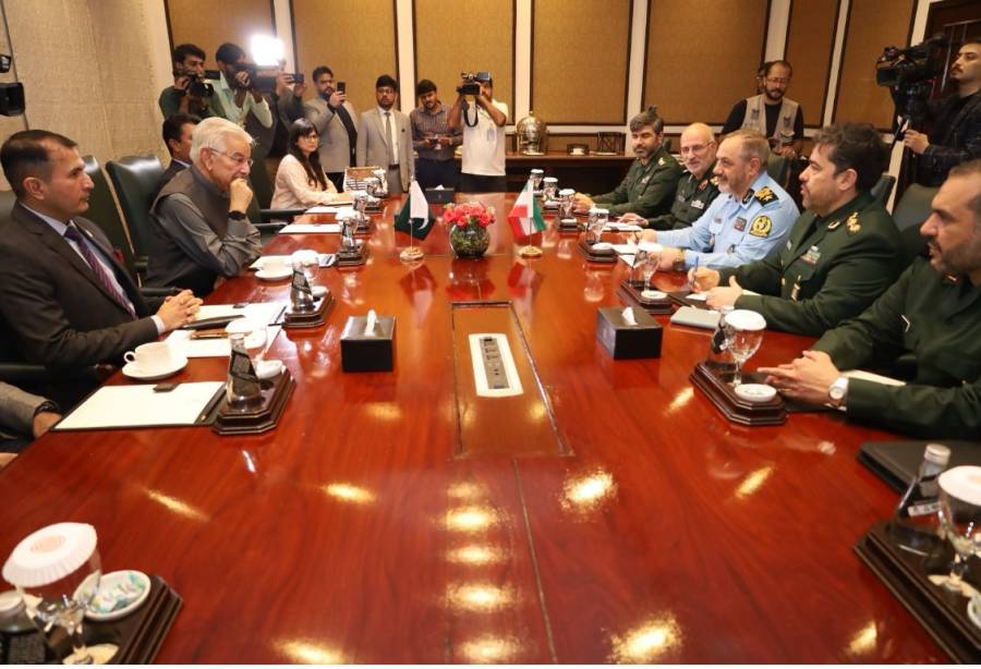 پاکستانی وزیر دفاع کی ایرانی ہم منصب سے ملاقات؛ دفاعی تعاون بڑھانے پر تبادلہ 