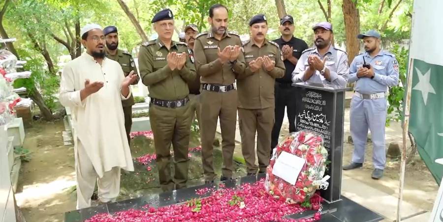 یوم شہدائے پولیس ؛ آئی جی پنجاب کی ڈی آئی جی کیپٹن سید احمد مبین شہید کی قبر پر حاضری 