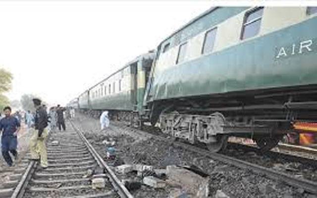 ملتان: ٹرین حادثے میں چرواہا اور 14 گائیں جاں بحق