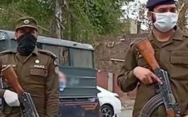 دوران چیکنگ کارسوارخاتون نےتلخ کلامی پر لیڈی اہلکارکاسرپھاڑدیا