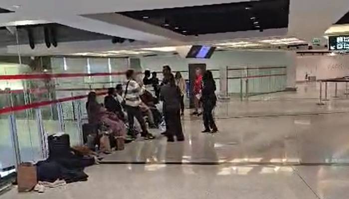 عالمی پابندی کا شکار رہنے والی قومی پرواز 20 گھنٹے تاخیر کا شکار، پاکستانی فرانس ایئر پورٹ پر پھنس گئے